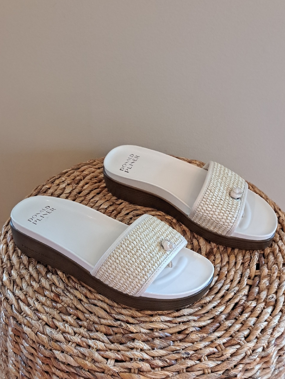 NWT Donald Pliner Womens Farrahr Off White Woven Leather Low Platform Slides 7.5
